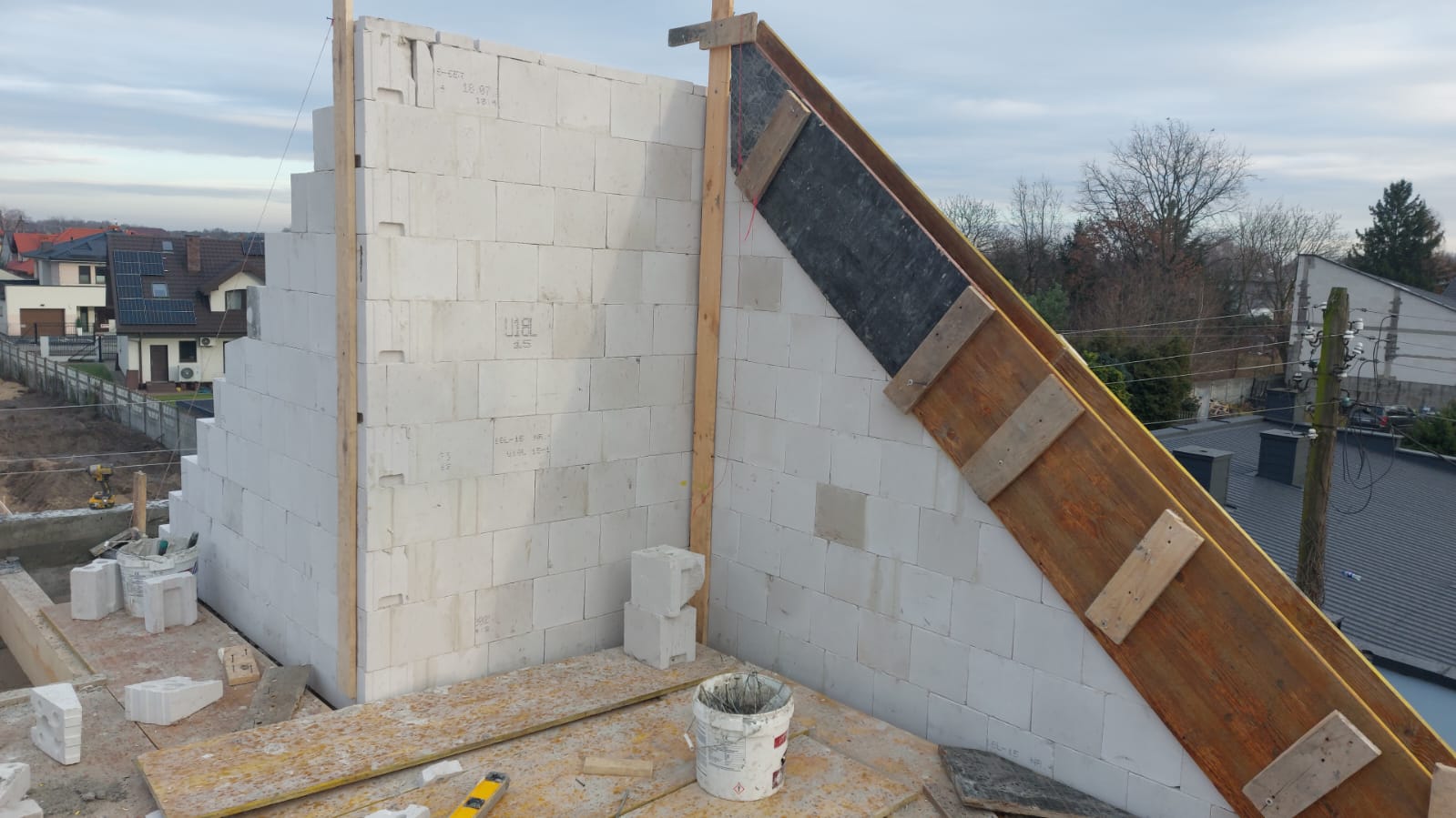 Postępy prac w szeregach A i B